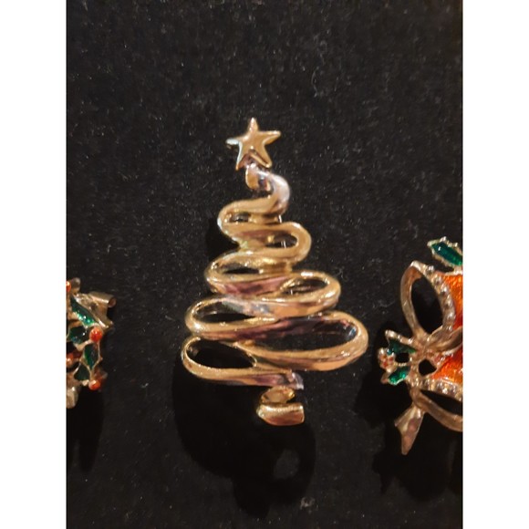 Vintage Christmas Pin brooch, 1 Wreath , 1 Christmas Tree , and 1 Jingle Bell - Picture 3 of 5
